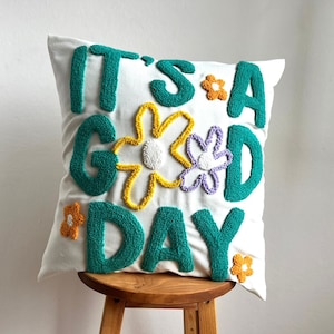 Es un buen día: funda de almohada con aguja perforadora, margarita colorida, regalos de inauguración de la casa, decoración del hogar hecha a mano, regalo con mechones
