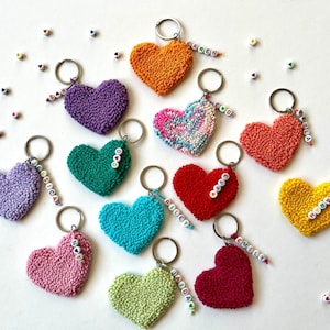 Chaveiros de coração coloridos feitos à mão, chaveiro com nome ou letra, pingente de bolsa personalizado tufado, presente de casamento personalizado, lembrancinha de chá de bebê
