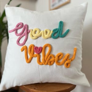 Funda de almohada colorida hecha a mano, funda de almohada de crochet "Good Vibes", decoración colorida para el hogar, funda de cojín bordada