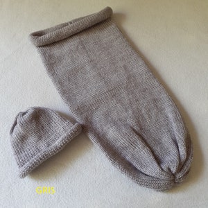 Cocon de naissance Chaussette d'emmaillotage et son bonnet tricoté main en laine 100% française uni personnalisable au prénom de bébé image 2