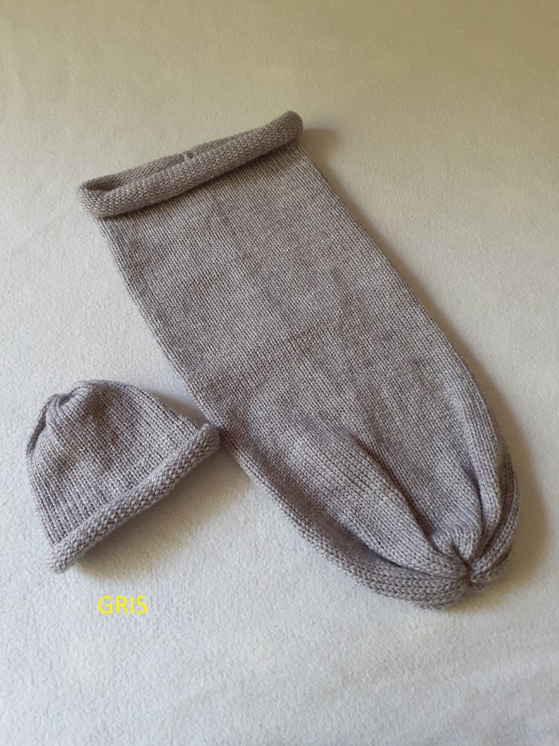 Cocon de naissance Chaussette d'emmaillotage et son bonnet tricoté main en laine 100% française uni personnalisable au prénom de bébé image 2