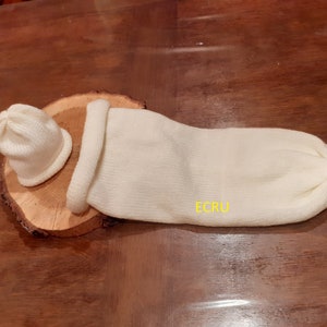 Cocon de naissance Chaussette d'emmaillotage et son bonnet tricoté main en laine 100% française uni personnalisable au prénom de bébé image 7