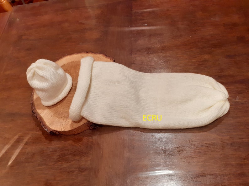 Cocon de naissance Chaussette d'emmaillotage et son bonnet tricoté main en laine 100% française uni personnalisable au prénom de bébé image 7