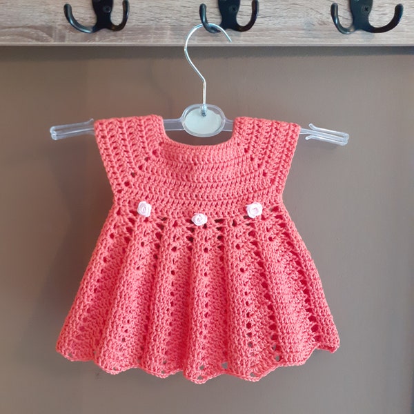 Petite robe saumon avec petites roses en satin pour bébé fille fait main au crochet en 100% coton bio
