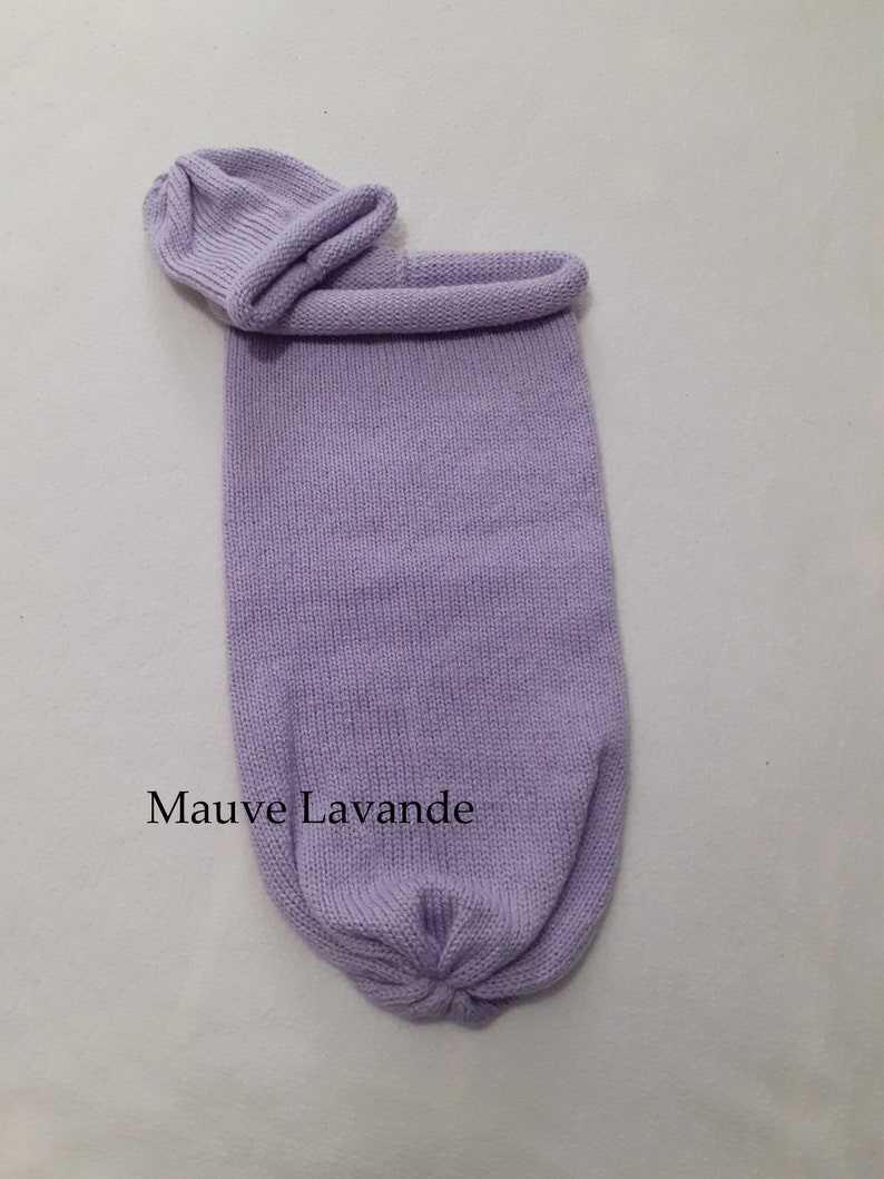 Cocon de naissance Chaussette d'emmaillotage et son bonnet tricoté main en laine 100% française uni personnalisable au prénom de bébé image 8