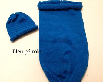 Cocon de naissance - Chaussette d'emmaillotage et son bonnet tricoté main en laine 100% française uni personnalisable au  prénom de bébé