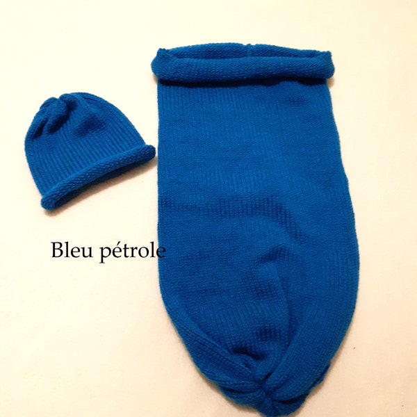 Cocon de naissance - Chaussette d'emmaillotage et son bonnet tricoté main en laine 100% française uni personnalisable au  prénom de bébé