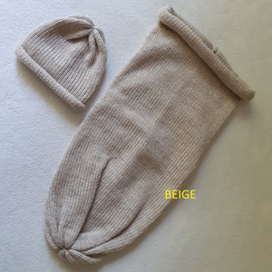 Cocon de naissance Chaussette d'emmaillotage et son bonnet tricoté main en laine 100% française uni personnalisable au prénom de bébé image 6