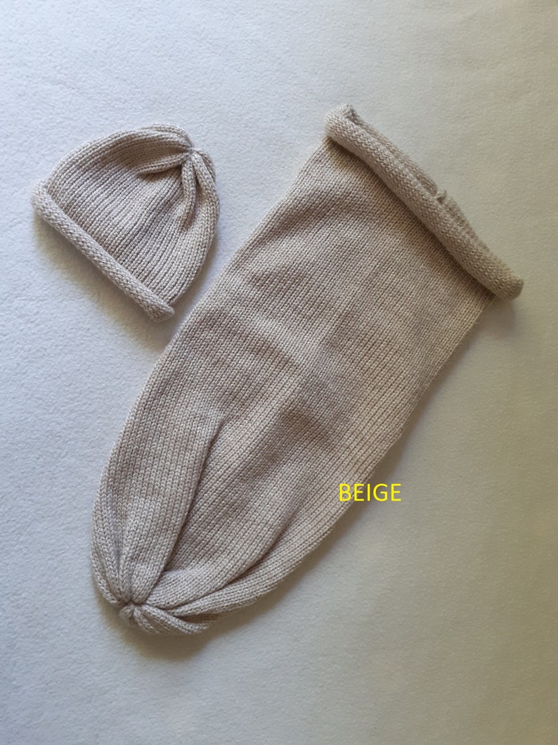 Cocon de naissance Chaussette d'emmaillotage et son bonnet tricoté main en laine 100% française uni personnalisable au prénom de bébé image 6