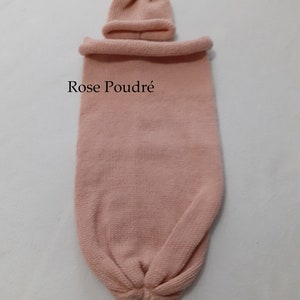 Cocon de naissance Chaussette d'emmaillotage et son bonnet tricoté main en laine 100% française uni personnalisable au prénom de bébé image 10