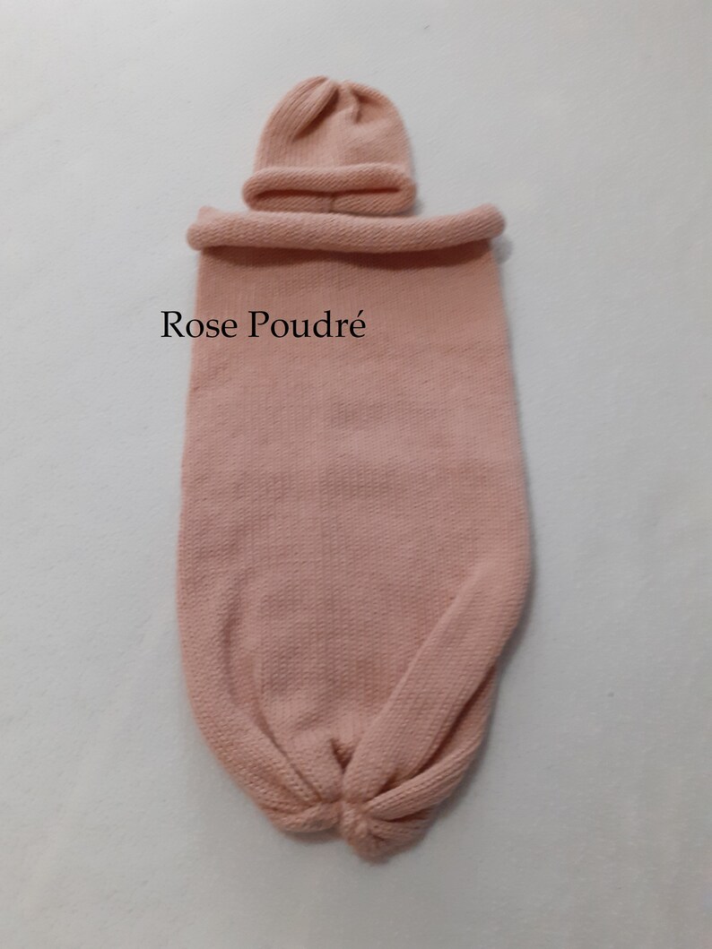 Cocon de naissance Chaussette d'emmaillotage et son bonnet tricoté main en laine 100% française uni personnalisable au prénom de bébé image 10