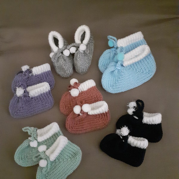 Chaussons pour bébé en laine 100% française du 0 au 9 mois avec bouton cœur, chainette et petits pompons