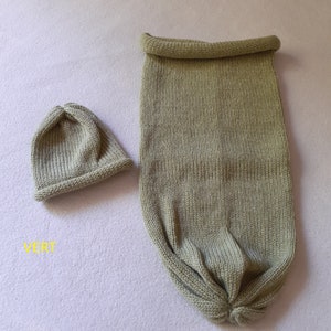 Cocon de naissance Chaussette d'emmaillotage et son bonnet tricoté main en laine 100% française uni personnalisable au prénom de bébé image 4