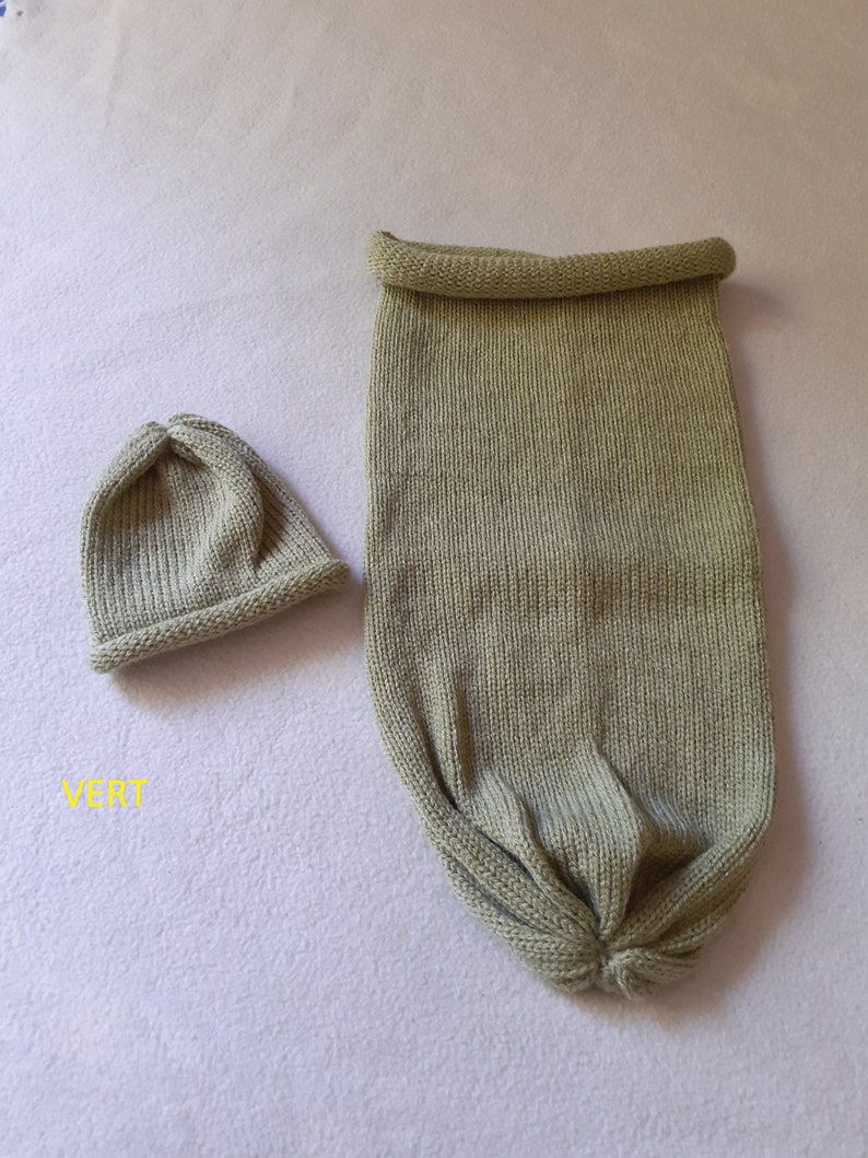 Cocon de naissance Chaussette d'emmaillotage et son bonnet tricoté main en laine 100% française uni personnalisable au prénom de bébé image 4