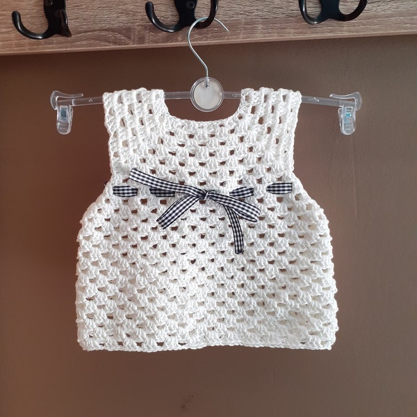 Petite robe blanche avec ruban à carreaux blanc et noir pour bébé fille tricotée au crochet en 100% coton bio
