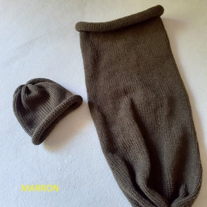 Cocon de naissance Chaussette d'emmaillotage et son bonnet tricoté main en laine 100% française uni personnalisable au prénom de bébé image 5