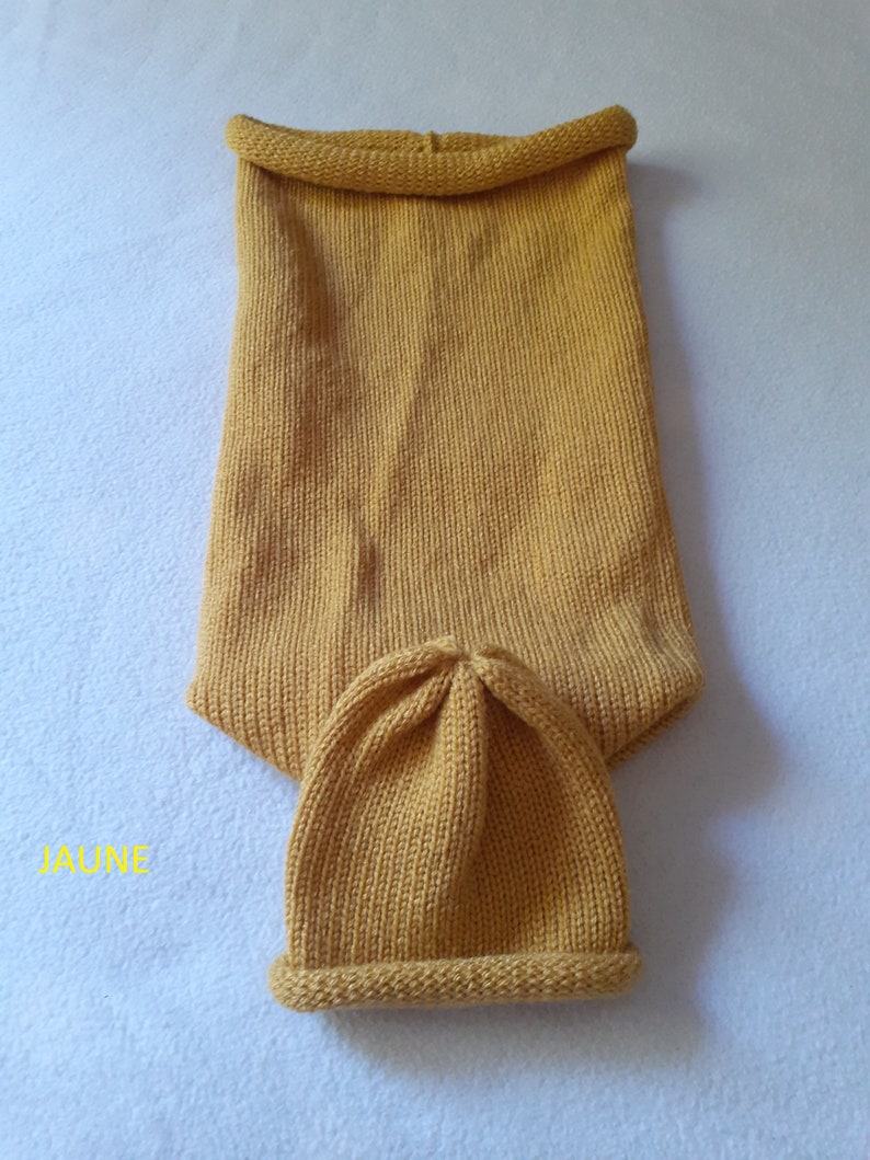 Cocon de naissance Chaussette d'emmaillotage et son bonnet tricoté main en laine 100% française uni personnalisable au prénom de bébé image 3