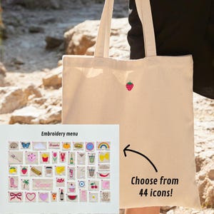 Könnte beinhalten: Eine beigefarbene Stofftasche mit einer kleinen, aufgestickten roten Erdbeere. Eine beigefügte Übersicht mit dem Titel Embroidery menu zeigt 44 verschiedene Stickmotive und den Text Choose from 44 icons mit einem schwarzen Pfeil.