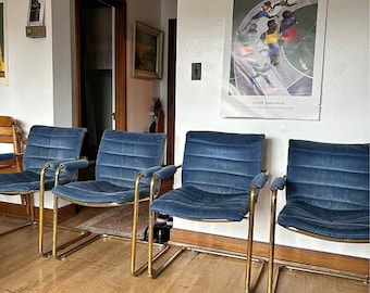 Zestaw 4 zabytkowych krzeseł wspornikowych w stylu Mid-Century Modern – chromowana rama i niebieska tapicerka, salon/jadalnia MCM z lat 70. XX wieku