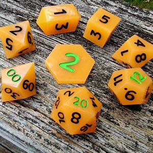 Leuchten im Dunkeln Kürbisse | 8 teiliges Polyedrisches Würfelset mit scharfen Kanten | Halloween Würfel, Rollenspiel
