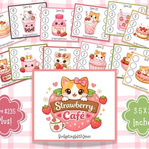 Może przedstawiać: Zestaw ilustrowanych kart z motywem kawiarni truskawkowej. Karty przedstawiają urocze postacie kotów, truskawkowe desery i tekst "Strawberry Cafe". Karty mają wymiary 8,89 x 7,62 cm i są przeznaczone do oszczędzania pieniędzy.
