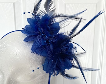 Pluma azul real y fascinador de flores día de la boda accesorio para el cabello día del derby día de la carrera de ascot real fascinador madre del accesorio de la novia