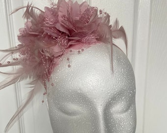 Tocado rosa polvoriento flores de pelo de boda con plumas y perlas pieza de pelo del día de la carrera derby día carreras de ascot fascinador