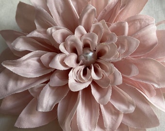 Broche fleur en tissu rose pâle Broche fleur de mariage rose grande 12 cm Broche fleur rose pâle avec perle