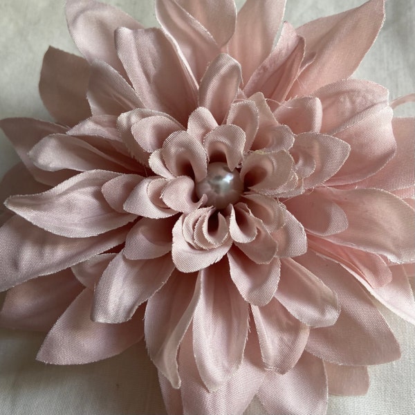 Broche fleur en tissu rose pâle Broche fleur de mariage rose grande 12 cm Broche fleur rose pâle avec perle