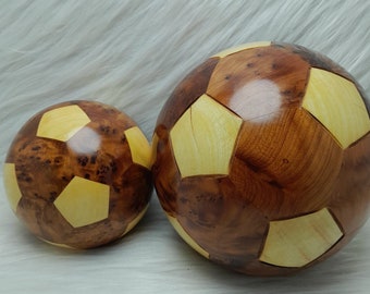 Holzfußball für Schreibtisch und Heimdekoration, ein einzigartiges Geschenk für Fußballbegeisterte, handgefertigte Fußballkunst für Zuhause, künstlerische Schreibtischdekoration, Geschenk