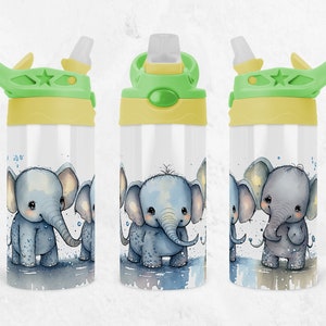 Peut inclure: Trois gourdes en acier inoxydable avec des couvercles verts et des accents jaunes. Chaque gourde présente une illustration aquarelle de deux éléphants aux couleurs bleues et grises.