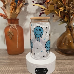 Taza con cara sonriente derretida