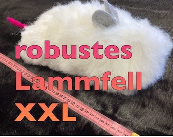 Fellmaus XXL 50 cm aus Lammfell mit Schafwolle sowie Katzengamander, Matatabi und Katzenminze gefüllt. Schwanz u. Ohr aus Filz / Katzenspiel