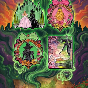 Op de afbeelding: Een kleurrijke illustratie met personages en scènes uit The Wizard of Oz en Wicked. De afbeelding bevat afbeeldingen van de Emerald City, heksen en het woord "WICKED". Het kunstwerk is geplaatst tegen een achtergrond van groene wervelingen en rode klaprozen.