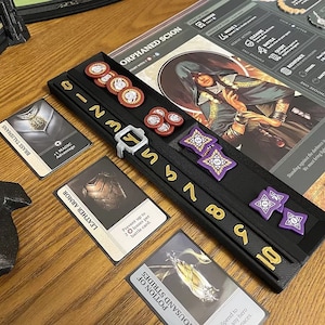 Keer terug naar Dark Tower Game - PLAYER CONSOLE v2 - nu met ingebouwde Advantage Tracker! Bescherm die spelerskaarten!