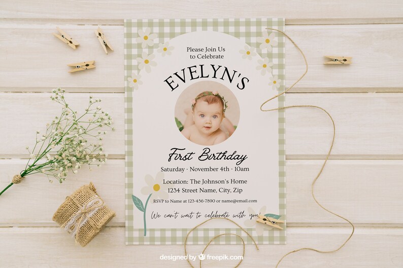 Puede incluir: Una invitaci&oacute;n con estampado de vichy verde y blanco con una foto de una ni&ntilde;a peque&ntilde;a con una corona de flores. La invitaci&oacute;n dice "Por favor, &uacute;nase a nosotros para celebrar el primer cumplea&ntilde;os de EVELYN" e incluye la fecha, la hora, el lugar y la informaci&oacute;n de RSVP.