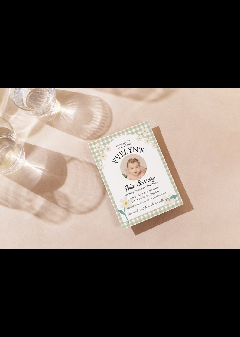 Puede incluir: Una invitaci&oacute;n con estampado de vichy verde y blanco con una foto de una ni&ntilde;a peque&ntilde;a. La invitaci&oacute;n dice "Por favor, &uacute;nase a nosotros para celebrar el primer cumplea&ntilde;os de EVELYN" e incluye la fecha, la hora, el lugar y la informaci&oacute;n de RSVP.