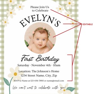 Puede incluir: Un fondo de patr&oacute;n de cuadros verdes y blancos con un c&iacute;rculo blanco en el centro. El c&iacute;rculo contiene una foto de una ni&ntilde;a peque&ntilde;a con una corona de flores. El texto "Evelyn's First Birthday" est&aacute; escrito en letra cursiva negra. El texto "Saturday November 4th 10am" est&aacute; escrito en negro. El texto "Location: The Johnson's Home 1234 Street Name, City, Zip" est&aacute; escrito en negro. El texto "RSVP to Name at 123-456-7890 or name@email.com" est&aacute; escrito en negro. El texto "We can't wait to celebrate with you!" est&aacute; escrito en letra cursiva negra. El texto "EDITABLE" est&aacute; escrito en rojo.