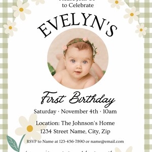 Puede incluir: Una invitaci&oacute;n para un primer cumplea&ntilde;os con un fondo de cuadros vichy verde y blanco. La invitaci&oacute;n presenta una foto de una ni&ntilde;a peque&ntilde;a con una corona de flores, el texto "Evelyn's First Birthday" y detalles sobre la fiesta, incluyendo la fecha, la hora y el lugar.