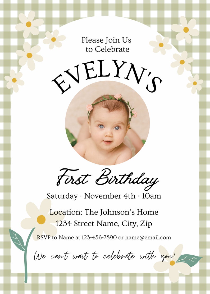 Puede incluir: Una invitaci&oacute;n para un primer cumplea&ntilde;os con un fondo de cuadros vichy verde y blanco. La invitaci&oacute;n presenta una foto de una ni&ntilde;a peque&ntilde;a con una corona de flores, el texto "Evelyn's First Birthday" y detalles sobre la fiesta, incluyendo la fecha, la hora y el lugar.