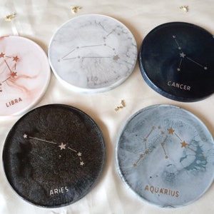 vrije keuze van kleur: Zodiac onderzetters met metalen details gemaakt van epoxyhars