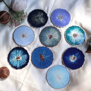 Resin coaster set in shades of blue, glass coasters colorful, table decoration dark blue, coasters for cups