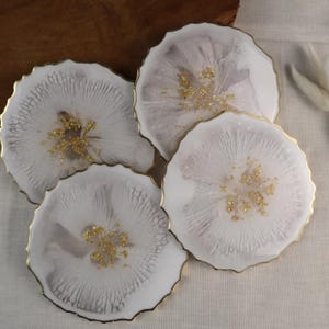 Elegant coaster set, pastel-colored table decoration, white coasters, pink glass coasters