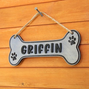 Personalisiertes Haustiergeschenk, personalisiertes Kistenschild, Hundenamensschild, individuelles Hundeschild, Haustierhüttenschild, hängende Kistentafel, Hundedekoration für das Haus