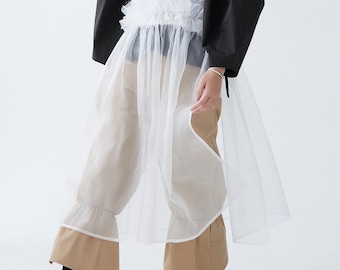 Vestido transparente con volantes de organza: un look vanguardista para fiestas de verano