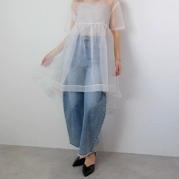 Vestido curto de organza com mangas bufantes: saída de festa transparente