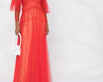 Vestido largo transparente con superposición de tul rojo: silueta en línea A.
