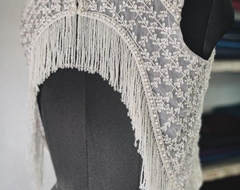Tule bruilofttopper met parelkralen: bruidsblouse met franje