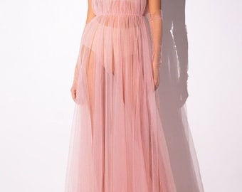 Vestido maxi de tul transparente: capa nupcial acampanada