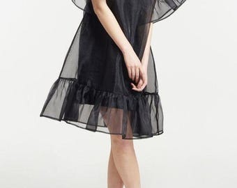 Vestido midi de organza con mangas abullonadas: una prenda transparente para cubrir fiestas